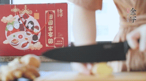 將處理好的老鴨放入冷水鍋中，丟入姜片，冷水煮沸去腥。