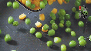 鍋7成熱時，下豌豆、玉米翻炒，再依次放醬肉、洋蔥碎、木耳碎。