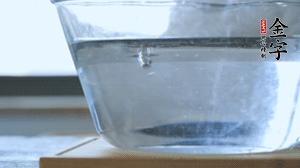 紅豆提前浸泡備用。