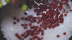 將炒好的食材和大米、紅豆一起放進電飯鍋煮。