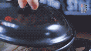 大火煮沸后，小火慢燉1～1.5個(gè)小時(shí)。