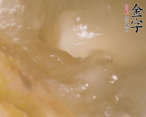 沸騰后撈出蔥結(jié)，小火燉45分鐘，加山藥再燉15分鐘。