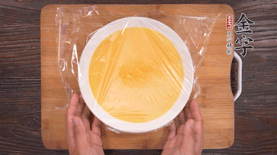 去除雞蛋液浮沫后，沸水上鍋蒸6分鐘。