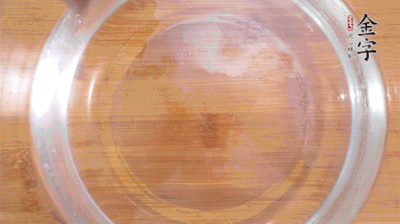 金字火腿切小片，浸泡5分鐘。