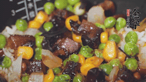 出鍋前加蠔油、生抽調(diào)味，撒點熟白芝麻即可。