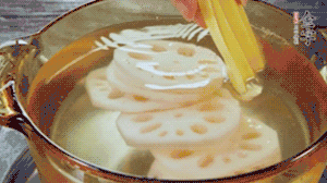 把藕和土豆焯水至八成熟，盛出瀝干水分。