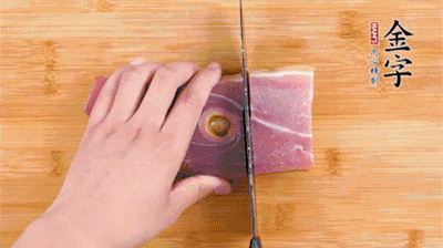 金字火腿切片，老豆腐切成塊，海鮮菇洗凈。