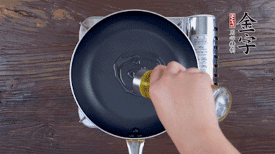 魚(yú)頭對(duì)開(kāi)，洗凈瀝干。鍋中加油，把魚(yú)頭兩面煎至金黃色，期間加蔥姜，每面約需時(shí)2-3分鐘。