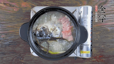 放豆腐、海鮮菇繼續(xù)中小火煮5分鐘。