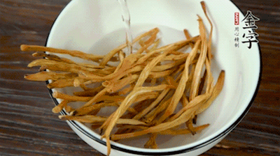 黃花菜、香菇提前泡發(fā)。黃花菜去掉硬頭，香菇切片。