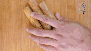 山藥去皮切斜刀塊，毛豆去外殼去膜，姜切片。