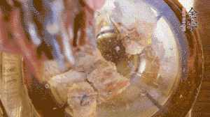 鍋中依次放姜片、排骨、火腿，加料酒、清水煮開轉小火煮30分鐘。