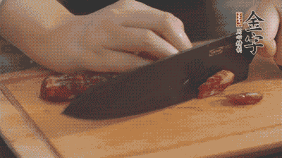 金字土香腸切片，香菇切丁。