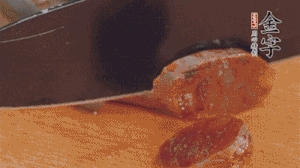 麻辣香腸蒸熟后，切片待用。