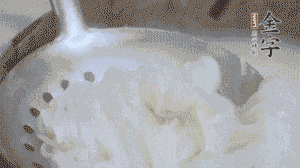 米粉煮熟過涼水備用。