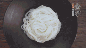 依次放入黃瓜絲、花生米、燙熟的豆芽、麻辣香腸、香菜、擺盤即可。