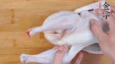 菌菇分別冷水泡發(fā)。雞處理干凈后剁成小塊，放水中浸泡半小時(shí)去血水。