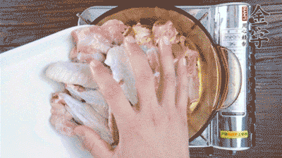 加料酒、蔥姜焯水2分鐘，清洗備用。