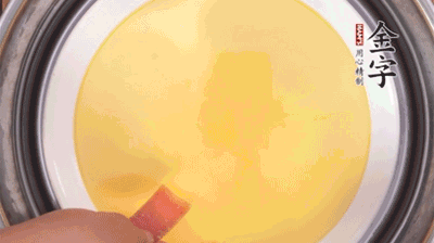 將火腿片均勻鋪上，繼續(xù)蒸6分鐘。