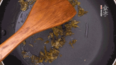 鍋中3成油溫時(shí)，下雪菜、辣椒圈翻炒40秒。