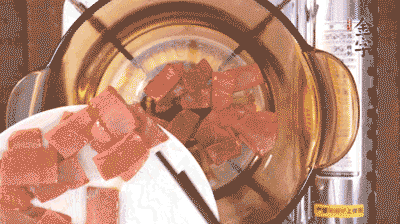 砂鍋中依次放火腿片、豆腐，大火燉開轉(zhuǎn)中小火。