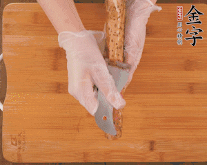 山藥去皮切滾刀塊，熱水汆燙30秒，撈出冷水浸泡。