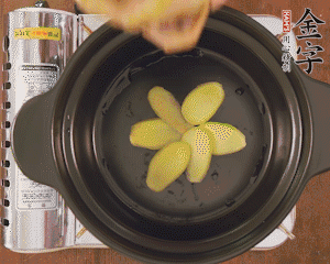 準備土砂鍋，放姜片、鴿子、火腿片、蔥結(jié)、料酒，加沒過食材多些的清水，中小火燉煮。