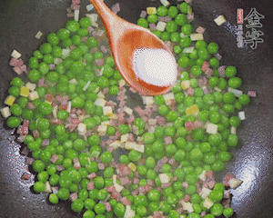 加水、料酒、鹽燒2分鐘即可。