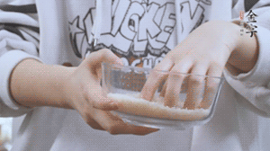 大米提前放浸泡1小時(shí)。