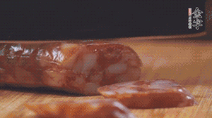 金字麻辣香腸切片，小青菜焯熟備用。