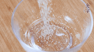 制作醬汁：1湯匙蠔油、1湯匙涼開(kāi)水、2湯匙生抽、1/2湯匙白砂糖、少許辣椒圈。