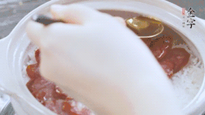 沿鍋邊倒一圈食用油蓋蓋，繼續(xù)小火燜8分鐘。