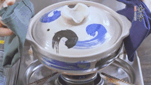 每隔30s將鍋傾斜一側(cè)。（受熱更均勻，鍋巴更噴香）