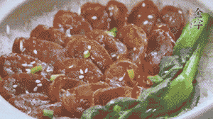 燜好后放入小青菜，均勻淋上醬汁，撒上蔥花或芝麻即可。