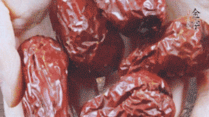 紅棗洗凈，對(duì)半剪開。