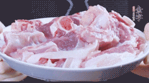 新鮮羊肉冷水入鍋，加姜片、清水焯水，除去血沫。