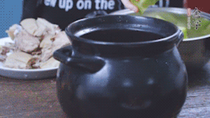 另起砂鍋，依次放入蘿卜、羊肉、火腿蹄片，加料酒、清水沒過食材。