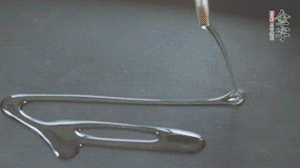 鍋中加少許油，爆香蔥姜蒜、香料 ，喜歡麻的也可以加點(diǎn)花椒！接著放入郫縣豆瓣醬煸炒出紅油。