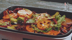 加入金字麻辣香腸，翻炒5分鐘左右。再加入之前準(zhǔn)備好的蔬菜，翻炒均勻，最后放入蝦。