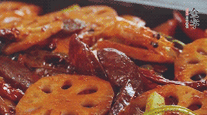 撒上芝麻和蔥，一道鮮香熱辣的麻辣香腸香鍋就做好了！