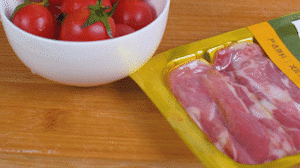 洋蔥、土豆切丁塊，火腿切小片，小番茄對半切開。