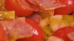 接著放入土豆和洋蔥，翻炒兩分鐘斷生。