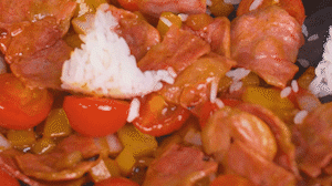 將米飯倒入鍋中搗散，同其他食材混合拌炒均勻關(guān)火。