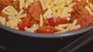 烤箱上下火180度預(yù)熱，將米飯分別盛入容器中。表面均勻的撒上馬蘇里拉芝士碎，放進烤箱中層烤20分鐘左右，待芝士融化上色即可。