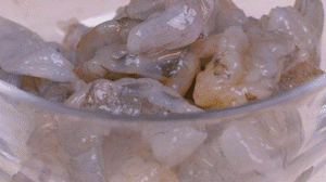 蝦去殼去蝦線，加姜絲、鹽腌制15分鐘，微煎1分鐘備用。