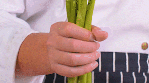 蘆筍刨去老筋，斜切小段。