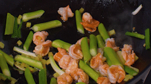 加入煎好的蝦仁，XO醬，以適量鹽、糖進行調味翻炒。