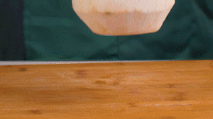 椰子切開頂部，把椰子水倒出，再把椰肉切片。