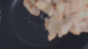 把雞、火腿、椰子水、椰肉、姜、紅棗放入電飯鍋，按下煲湯功能。