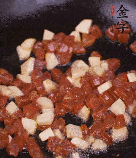 鍋中熱油，下香腸丁、茭白丁大火炒出香味。倒入米飯拍散，炒2～3分鐘。